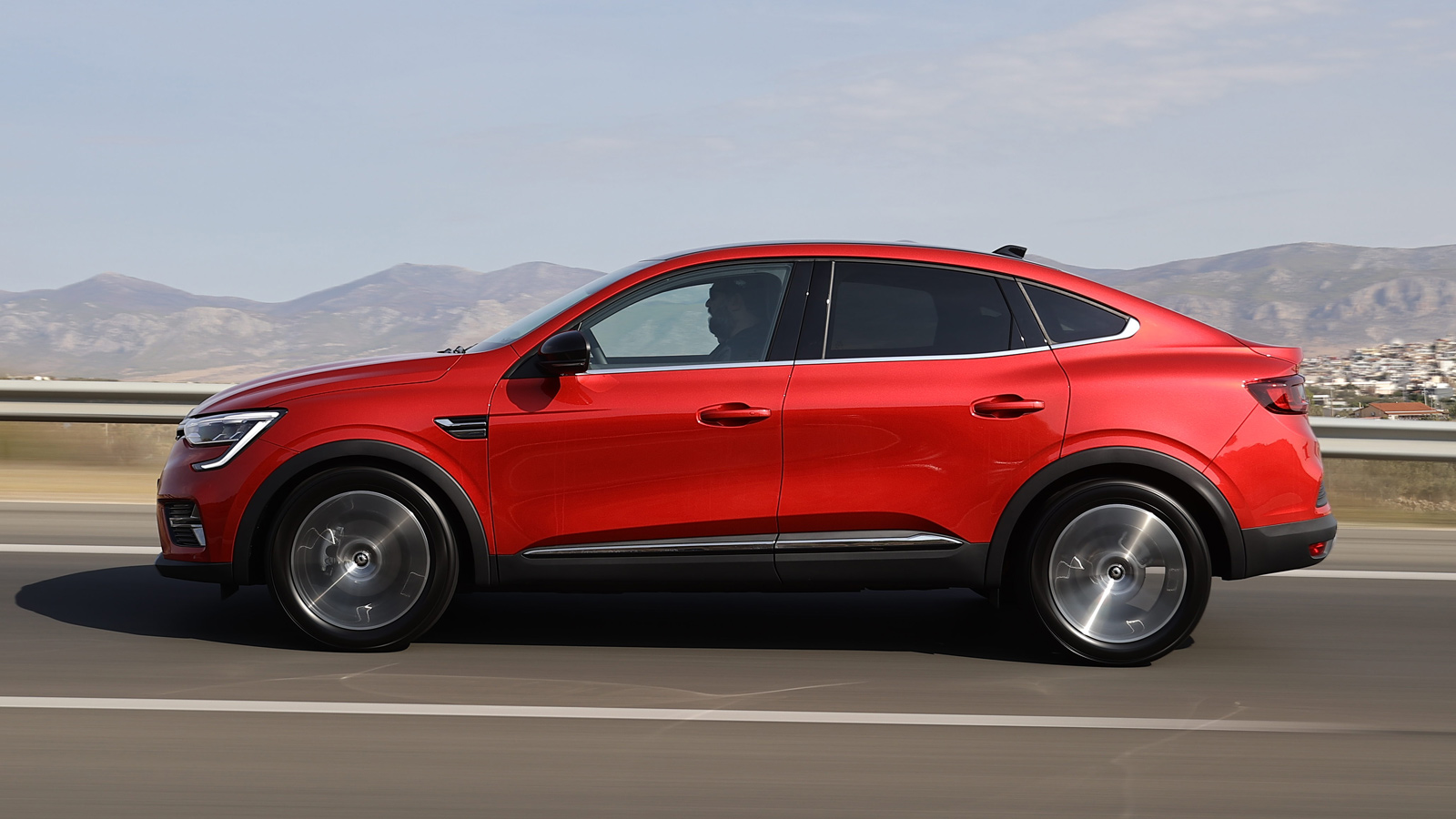 Η Renault βροντοφωνάζει ότι μέσα στο Arkana, οι οδηγοί θα απολαμβάνουν μια αναβαθμισμένη εμπειρία οδήγησης, χάρη στα 14 βοηθήματα οδήγησης και την εξαιρετική ποιότητα κύλισης